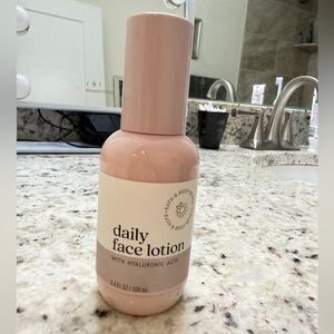 Bath & Bodyworks Daily Face Lotion with Hyaluronic Acid